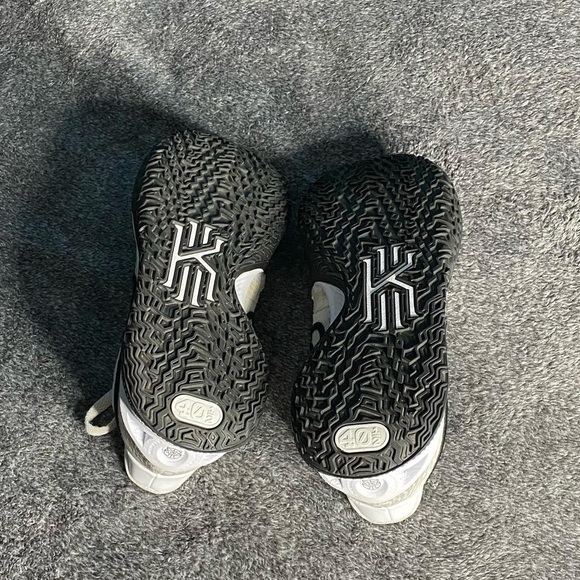 Nike Kyrie black/white basketball shoes (‎ 7.5 ) main image 5